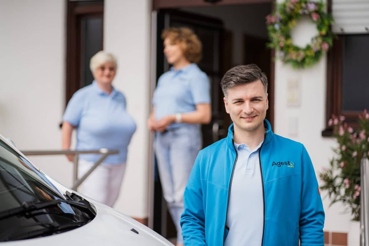 Das Team von Agesto vor dem Pflegedienst in Stutensee